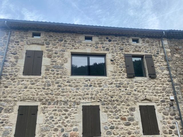 Fenêtre 2 vantaux à frappe à Drôme par AB Fenêtres