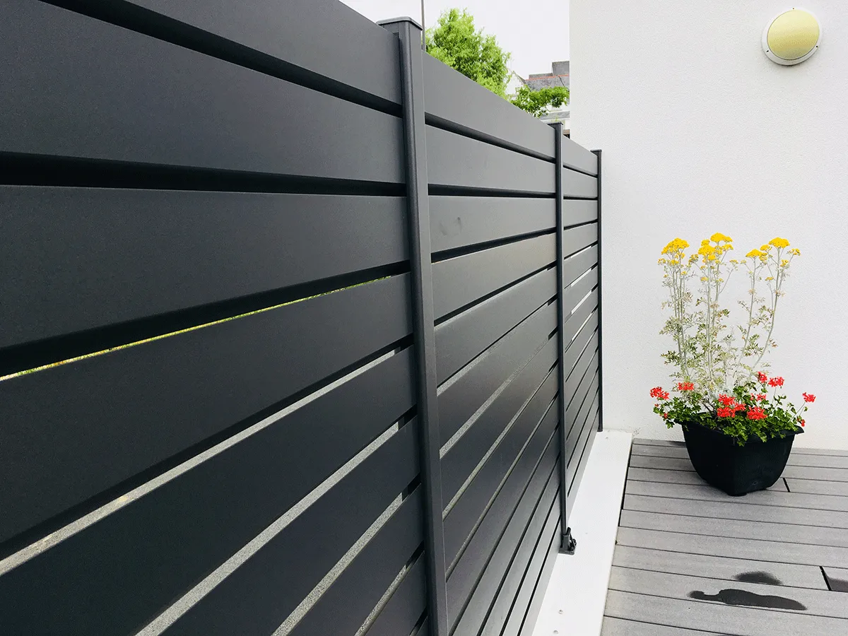 Clôture occultante en aluminium gris anthracite Kostum Litenn sur une terrasse
